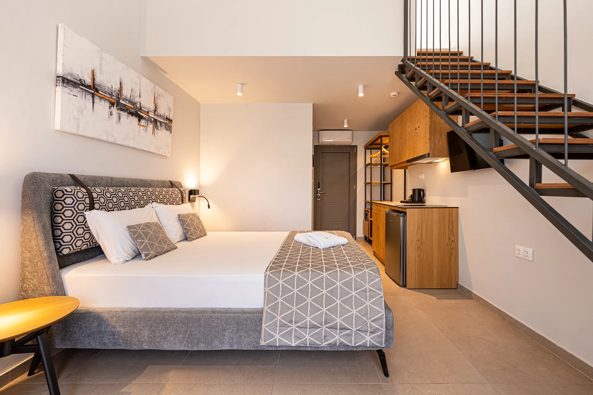 Tiara Holidays - Elegant Maltepe - Duplex Suite - bedroom and kitchen